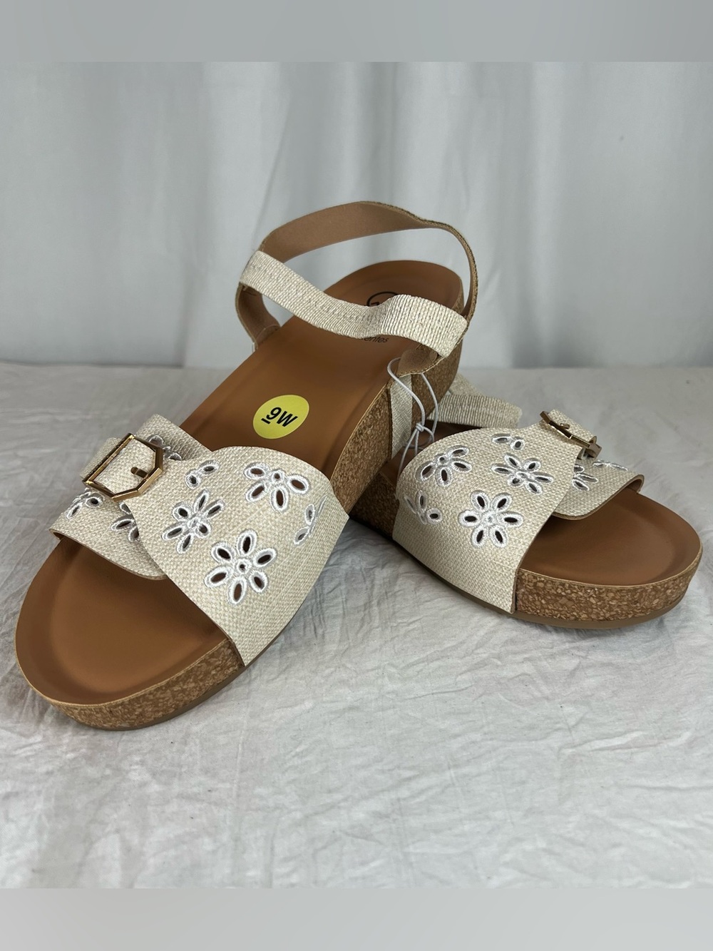 Daisy Fuentes Women’s sz9W Cream Floral Cutout Wedge Footbed Sandals Ankle Strap